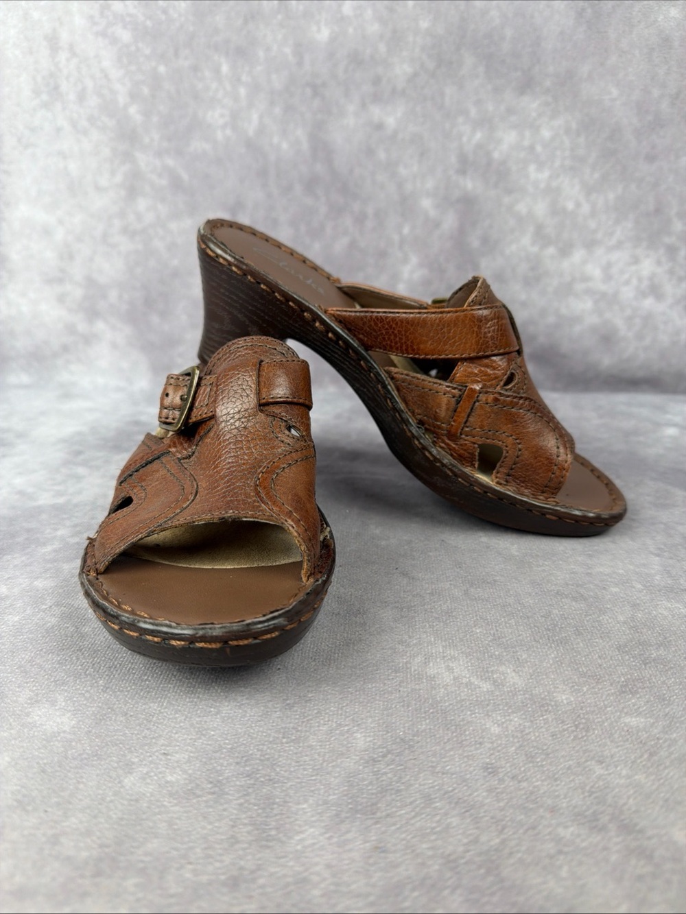 Clarks Womens 5.5 Brown Leather Slide Heels Slip On Sandal Open Toe Buckle READ